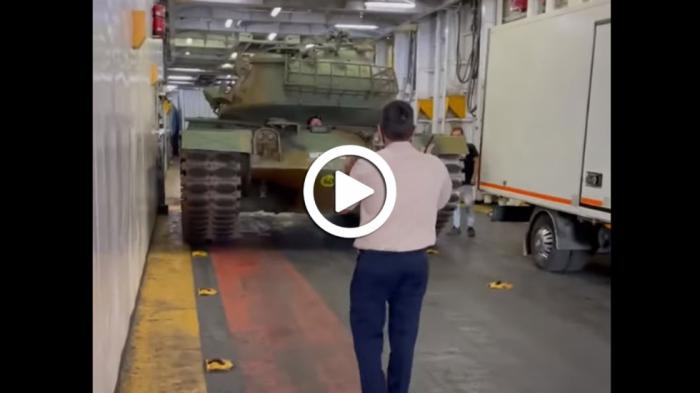 Video: Αρμα μάχης μπαίνει σε γκαράζ πλοίου για Πειραιά