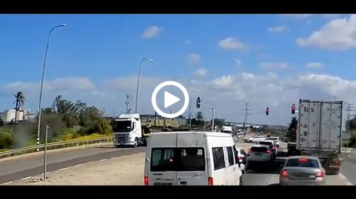`Αρμα πέφτει από φορτηγό `Αρμα πέφτει από φορτηγό