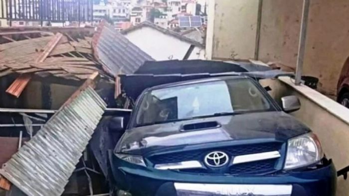 Toyota Hilux «εισέβαλε» σε αυλή σπιτιού στο Ασβεστοχώρι