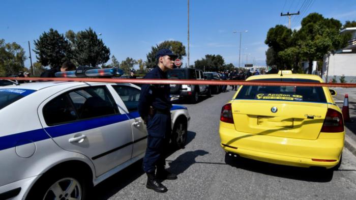 Χειροπέδες σε μεθυσμένο οδηγό ταξί χωρίς δίπλωμα!