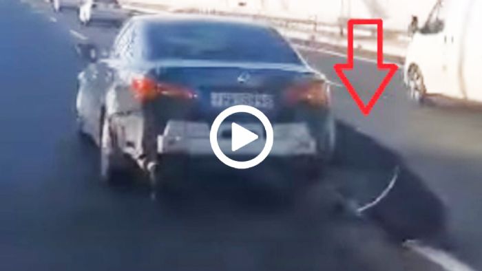 Πάει σαν χελώνα στην αριστερή λωρίδα και «ξεκούμπωτος»