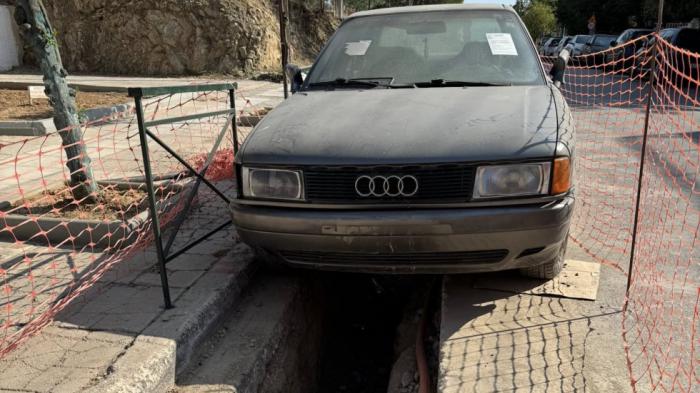 Ελλάδα: Δαιμόνιοι Έλληνες έσκαψαν «τούνελ» κάτω από παρατημένο Audi 80 στην Αθήνα χωρίς να το μετακινήσουν