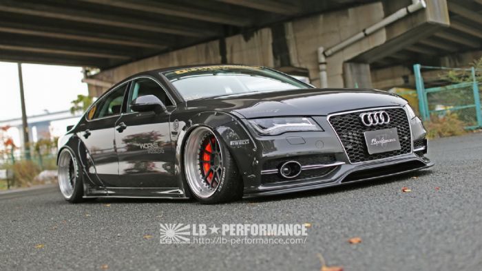 Η μετατροπή της Liberty Walk στο Audi A7 περιλαμβάνει εμπρός ποδιά, διαφορετικές πλευρικές ποδιές, πίσω διαχύτη και σπόιλερ, αλλά και το σήμα κατατεθέν του οίκου, τους φουσκωμένους θόλους των τροχών.