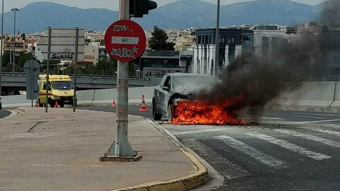 Στις φλόγες αυτοκίνητο στο «δαχτυλίδι» 