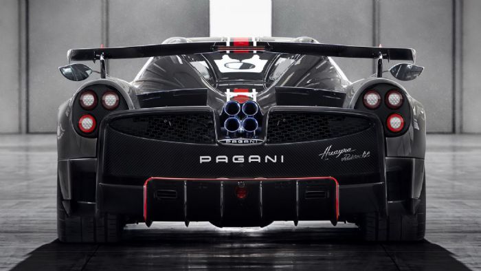 Πιστή στους V12 η Pagani