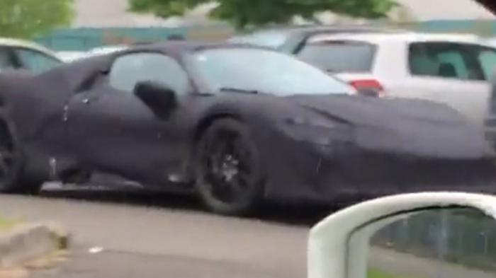 «Κυνηγητό και κρυφτό» με τη νέα Ferrari (+vid) 