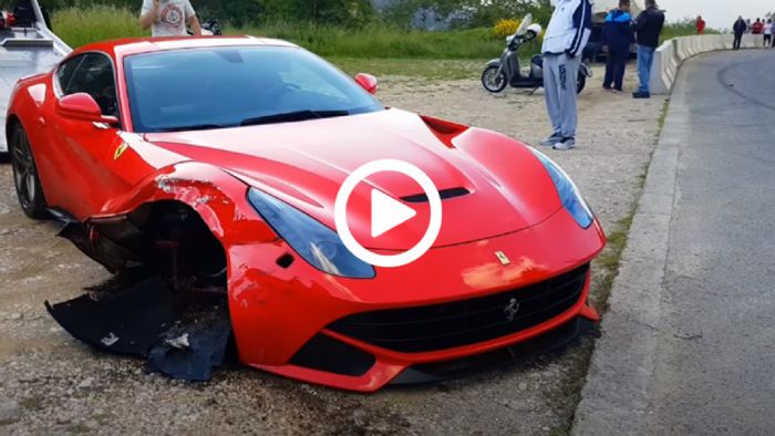 Ferrari F12 Berlinetta πέφτει πάνω σε Fiesta 30ετίας