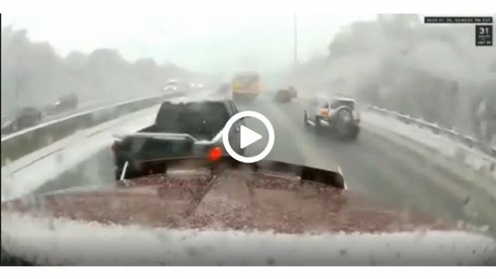 VIDEO: Μπήκε μπροστά από νταλίκα και φρέναρε στη χιονοθύελλα
