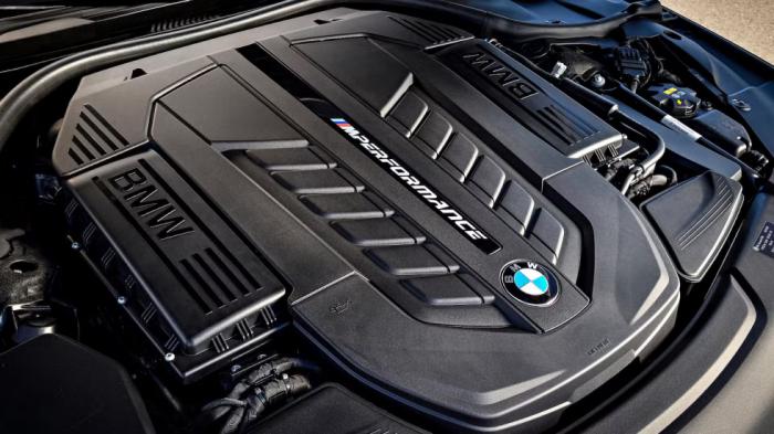 BMW: Δίνει ψήφο εμπιστοσύνης στους μεγάλους κινητήρες και κρατάει ακόμα και V12