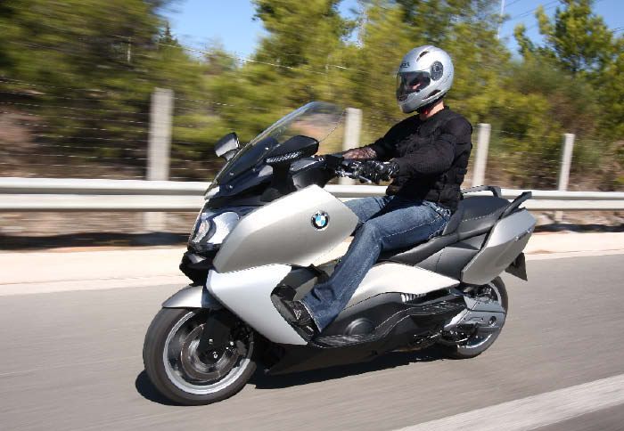 Πάνω στο C 650 GT μπορείτε να ταξιδέψετε για πολύ μεγάλα διαστήματα και να σταμα Πάνω στο C 650 GT μπορείτε να ταξιδέψετε για πολύ μεγάλα διαστήματα και να σταματάτε μόνο για ανεφοδιασμό.