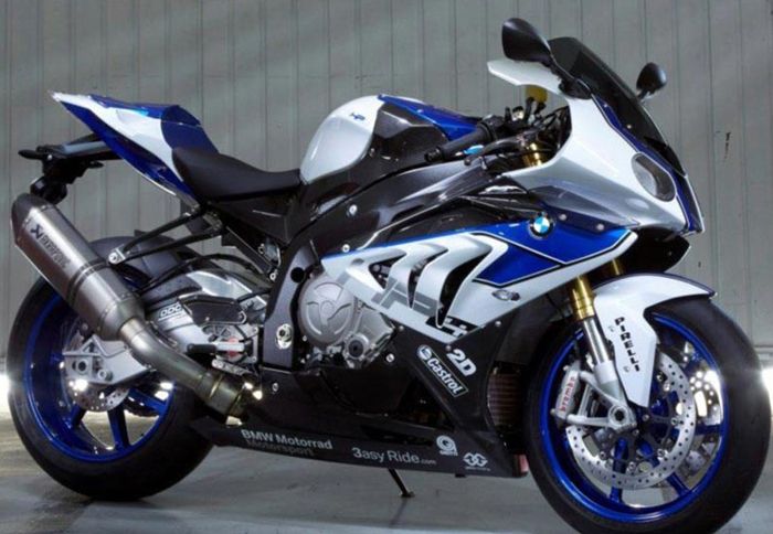 Η φωτογραφία που διέρρευσε στο διαδίκτυο απεικονίζει την έκδοση HP4 του S 1000 RR, η οποία φημολογείται πως θα παρουσιαστεί σύντομα.