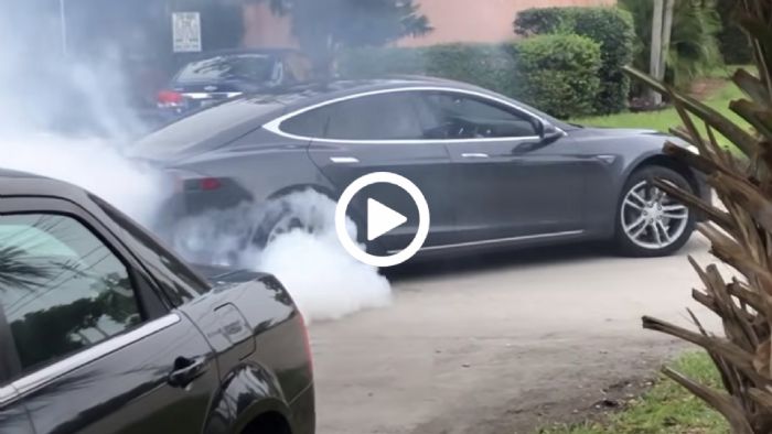 Άκουσε ένα Tesla Model S να καίει λάστιχο