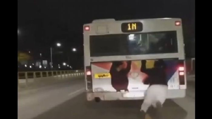 Nεαρός πέφτει από λεωφορείο του ΟΑΣΘ (+vid)