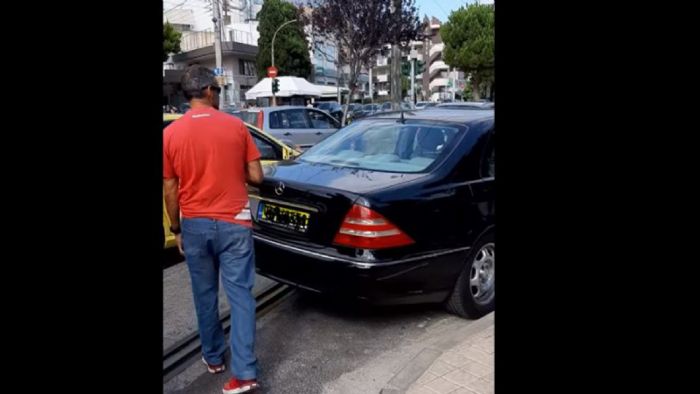 Πάρκαρε πάνω στις γραμμές τραμ & έφυγε! Πάρκαρε πάνω στις γραμμές τραμ & έφυγε!