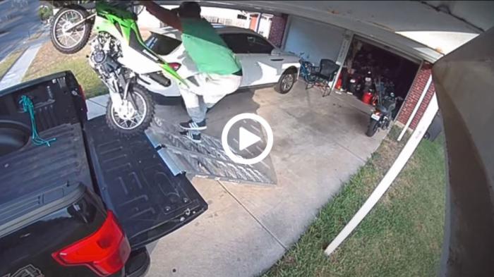 Πήγε να φορτώσει την μοτοσυκλέτα και τον πήρε μαζί της!  