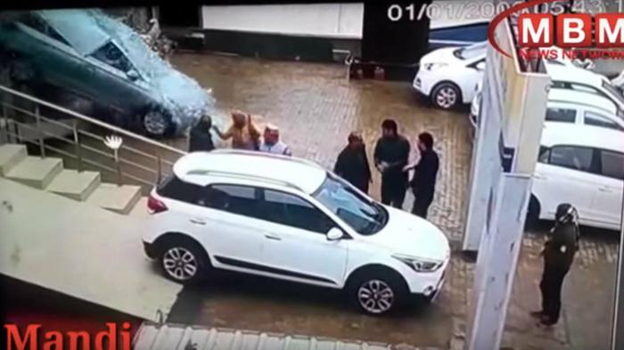 Ο λόγος για τον οποίο συνέβη το ατύχημα δεν έχει γίνει γνωστός, σε αντίθεση με το κόστος το ζημιών το οποίο ανέρχεται περίπου στις 5.500 ευρώ.