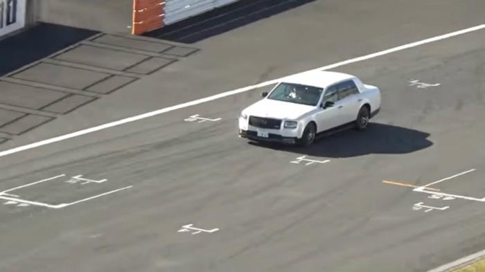 Στην πίστα με το μοναδικό Toyota Century GRMN βρέθηκε ο πρόεδρος της Toyota, Akio Toyoda. 

