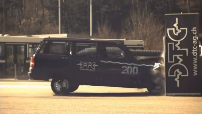 Τι γίνεται αν τρακάρεις με 200 χλμ./ώρα; (+video)