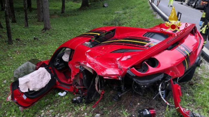 Ferrari έγινε άμορφη μάζα σιδερικών μετά από τρακάρισμα με βυτιοφόρο