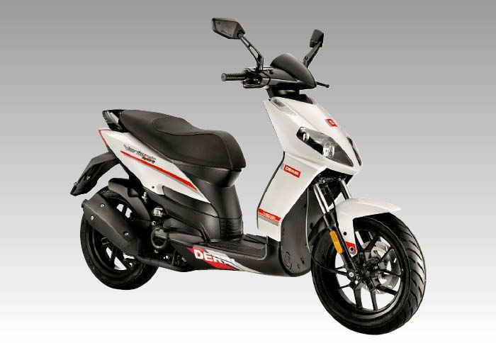 Το μικρό πλάτος σε συνδυασμό με τις ακμές και τις γωνίες των πλαστικών του εμπρόσθιου μέρους, δημιουργούν μία επιθετική εικόνα.
