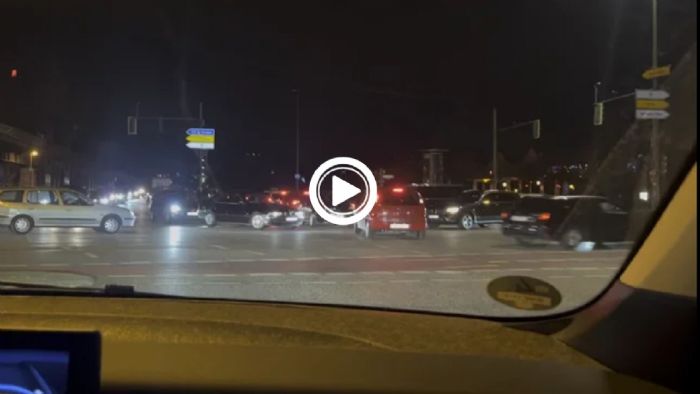 VIDEO: Απίστευτο μποτιλιάρισμα στη διασταύρωση!