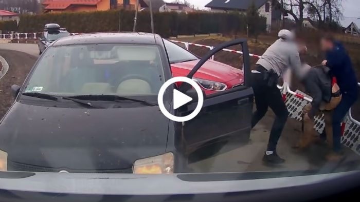 Δίμετροι αστυνόμοι δεν ακινητοποιούν παλικαράκι ούτε με αίτηση