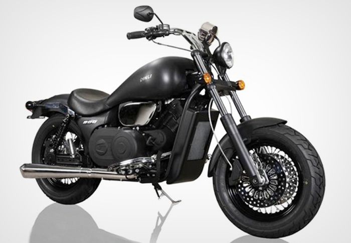 Με το μεγαλύτερο μονοκύλινδρο κινητήρα παραγωγής στα σωθικά του και CVT κιβώτιο για τη μετάδοση το νέο cruiser της Dinli είναι σίγουρα ξεχωριστό.
