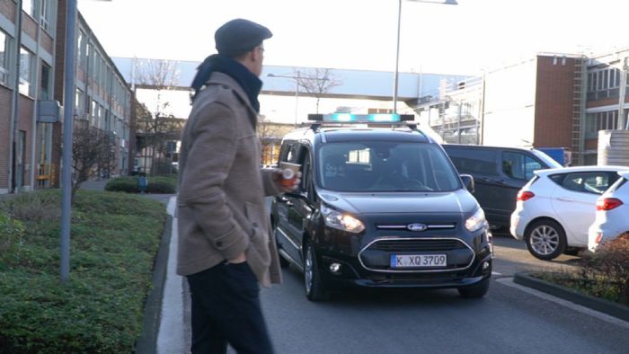 Η Ford πρωτοπορεί στην επικοινωνία οχήματος-πεζών