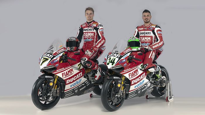 Στα αριστερά ο ψηλός της ομάδας, ο Ουαλός Chaz Davies, και στα δεξιά ο Ιταλός Da Στα αριστερά ο ψηλός της ομάδας, ο Ουαλός Chaz Davies, και στα δεξιά ο Ιταλός Davide Giugliano.