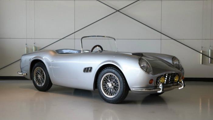 Το συγκεκριμένο μοντέλο πρόκειται για μια «Ferrari 250 California Spider» αλλά σε μικρότερη κλίμακα.