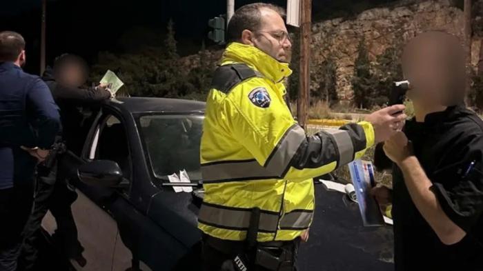 Αθήνα: Πάνω από 32.000 αλκοτέστ - Επτά οδηγοί έφυγαν με χειροπέδες Αθήνα: Πάνω από 32.000 αλκοτέστ - Επτά οδηγοί έφυγαν με χειροπέδες