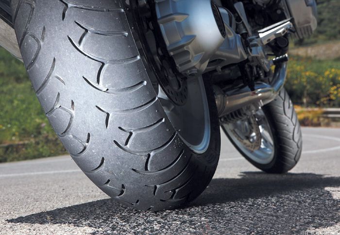 Τα ελαστικά είναι το μοναδικό μέρος της μοτοσικλέτας που έχει επαφή με την άσφαλτο.
