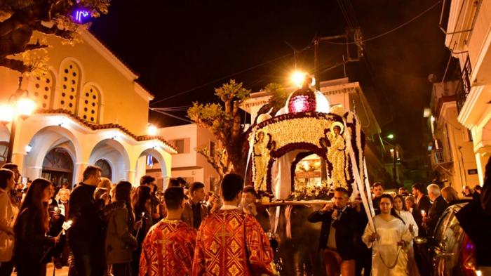 Κρήτη: Μεθυσμένος οδηγός αγροτικού έπεσε πάνω σε πομπή Επιταφίου