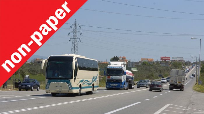 Με εξαίρεση την Αθηνών-Λαρίσης και κατόπιν αποσπασματικά μέχρι τη Θεσσαλονίκη, και τα πρόσφατα έργα σε Ιόνια, Εγνατία και Κόρινθο-Τρίπολη-Καλαμάτα, οι υπόλοιποι δρόμοι είναι στενοί, παλιοί και -το σημ