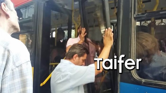 Ανοιξαν οι πόρτες σε λεωφορείο ΟΑΣΘ (+vid)