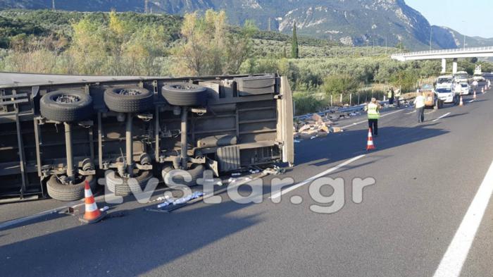 Εκτροπή νταλίκας στην Αθηνών-Λαμίας (+video)