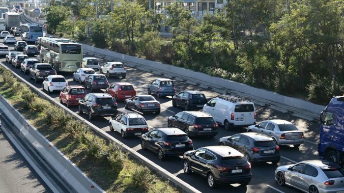 Στο «κόκκινο» η κίνηση στην Αθηνών–Λαμίας: Φορτηγό «έχασε» φορτίο με πορτοκάλια στην έξοδο Κηφισιάς