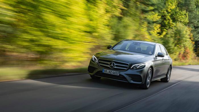 Η Mercedes-Benz συνεχίζει τον «ηλεκτρισμό» των μοντέλων της παρουσιάζοντας επίσημα τις plug-in υβριδικές εκδόσεις βενζίνης και πετρελαίου της E-Class.