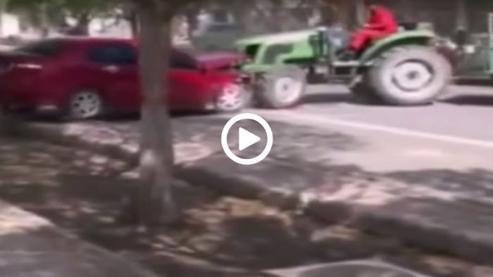 Τρακτέρ μοιράζει δικαιοσύνη Τρακτέρ μοιράζει δικαιοσύνη