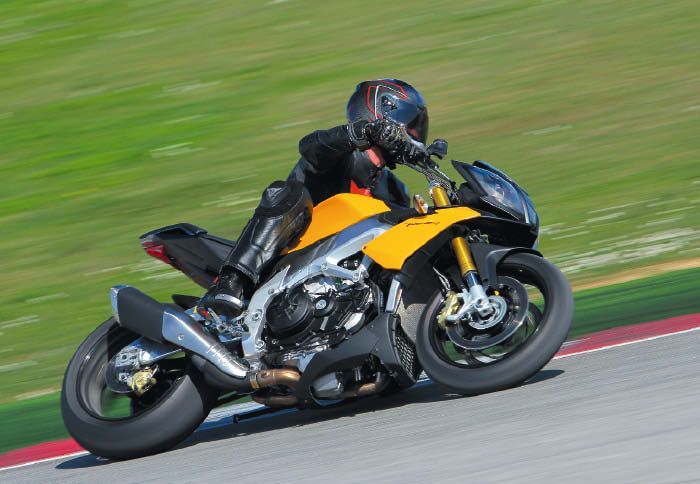 Το Aprilia Tuono V4 R APRC μπορεί να είναι γυμνό και να κατηγοριοποιείται στα streetfighters.
