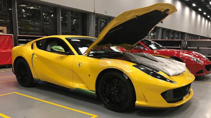 Μια Ferrari 812 σε κίτρινο