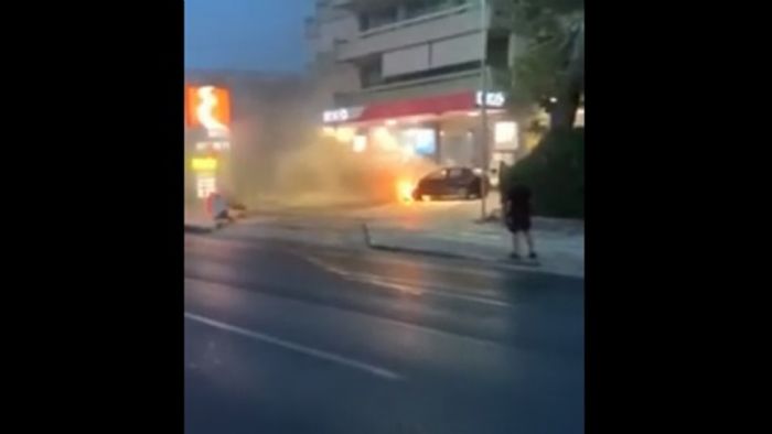 Εγκατέλειψε φλεγόμενο όχημα σε βενζινάδικο (+vid)