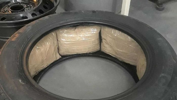 Εικόνα από τα λάστιχα που είχαν μέσα τους τα ναρκωτικά.