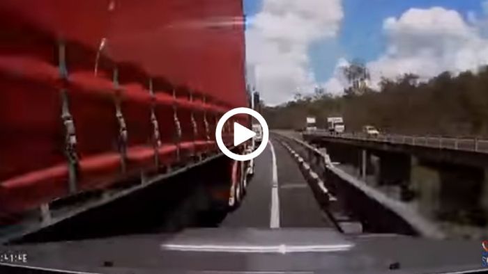 Φορτηγατζής έστειλε ΙΧ πάνω στις μπαριέρες και έφυγε