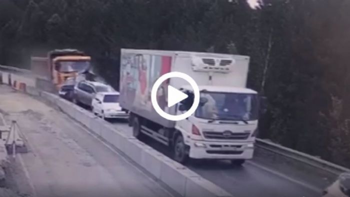 Φορτηγατζής χάνει τα φρένα και κάνει «πίτα» 4 αυτοκίνητα
