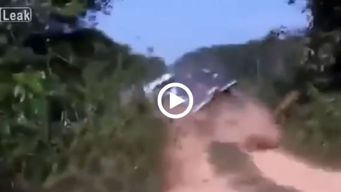Φορτηγό πέφτει από γέφυρα!