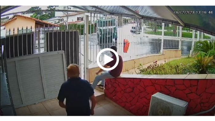 VIDEO: Φορτηγό σκάει στην είσοδο γραφείων