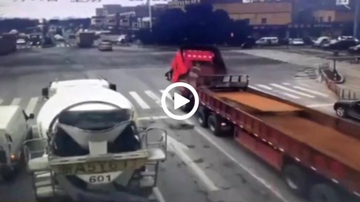Σιδερένια φύλλα «ξεκολλούν» κουβούκλιο νταλίκας από το σασί  