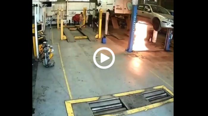 Φωτιά από το πουθενά «έψησε» αυτοκίνητο  Φωτιά από το πουθενά «έψησε» αυτοκίνητο