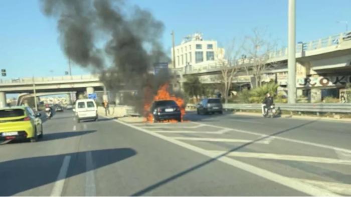Φωτιά σε αυτοκίνητο στην Ποσειδώνος στο ύψος Νέου Φαλήρου – Διακοπή κυκλοφορίας προς Πειραιά